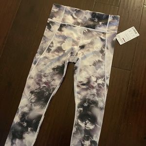 Athleta Run Free Winter Garden 7/8 Tight